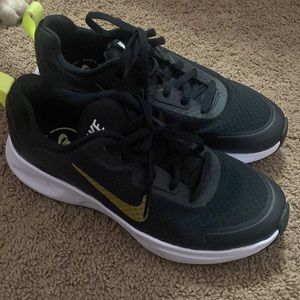 Women’s Nike shoes size 6.5